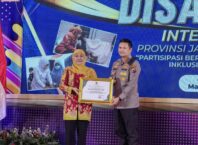 Kapolresta Malang Kota, Kombes Pol Budi Hermanto menerima penghargaan dari Gubernur Jawa Timur, Khofifah Indar Parawansa (ist)