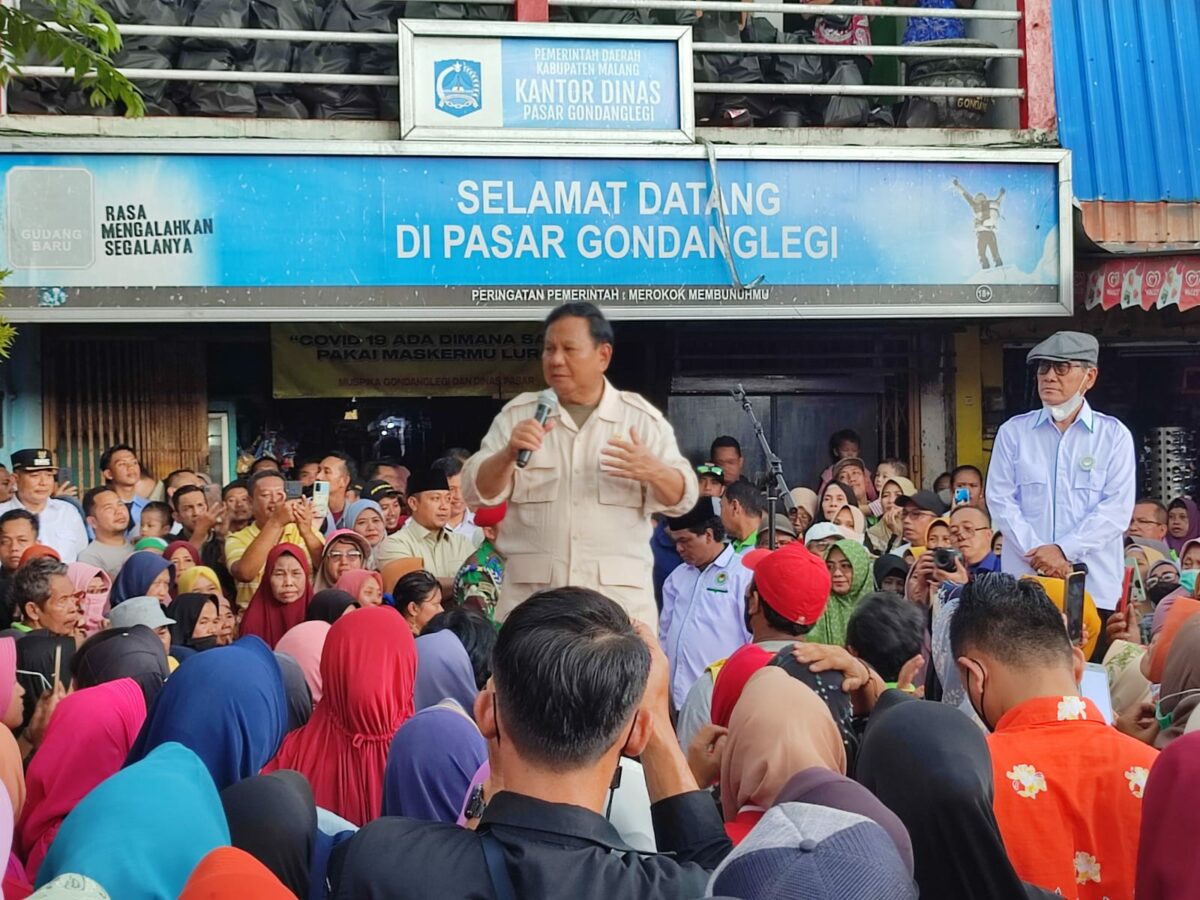 Menteri Pertahanan Prabowo Subianto menyapa ratusan masyarakat di Pasar Gondanglegi di sela-sela kunjungan kerja (Kunker) di Kabupaten Malang, Jawa Timur. (Ist)