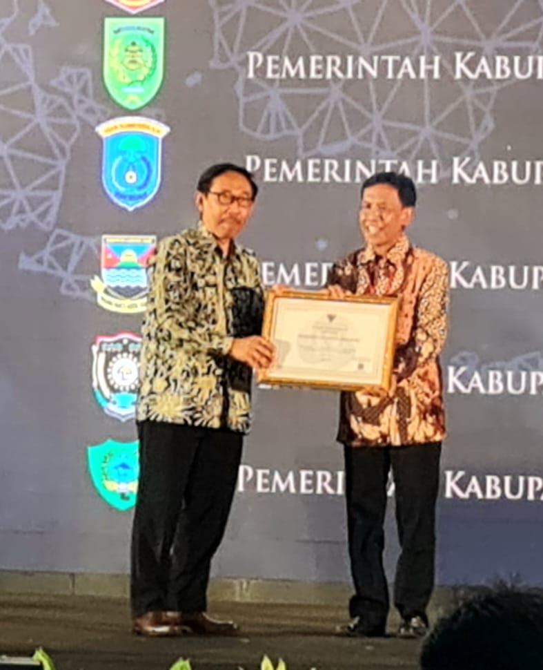 Kepala Badan Kepegawaian dan Sumber Daya Manusia (BKPSDM), Drs. Totok Kasiyanto menerima Anugerah Meritokrasi 2022 yang digelar di Jakarta. (Ist)