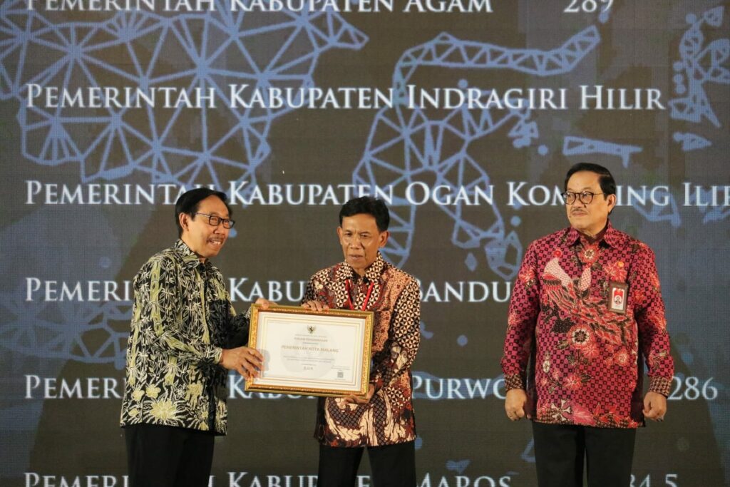 Kepala Badan Kepegawaian dan Sumber Daya Manusia (BKPSDM), Drs. Totok Kasiyanto menerima Anugerah Meritokrasi 2022 yang digelar di Jakarta. (Ist)