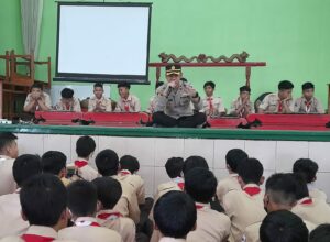 Kapolsek Blimbing, Kompol Danang Yudanto saat memberikan penyuluhan dan pembinaan di hadapan ratusan siswa SMP Negeri 20 Kota Malang (ist)