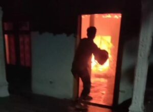 Petugas Damkar berupaya memadamkan api