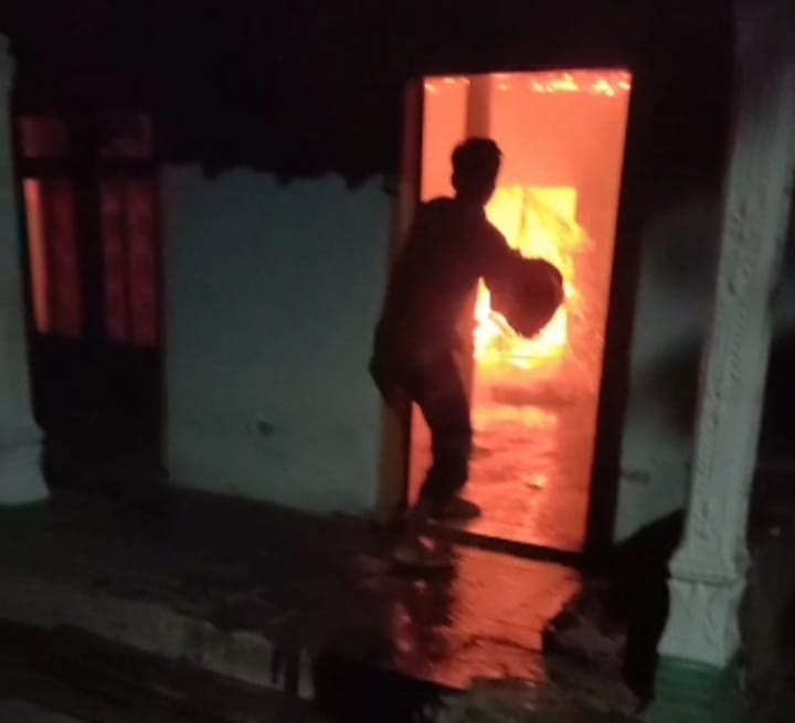 Petugas Damkar berupaya memadamkan api