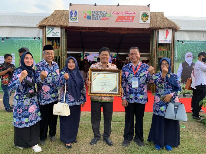 Kepala Dinas Pendidikan dan Kebudayaan (Kadisdikbud) Kota Malang Suwarjana, SE., MM menunjukkan piagam penghargaan yang berhasil diraih Kota Malang (ist)