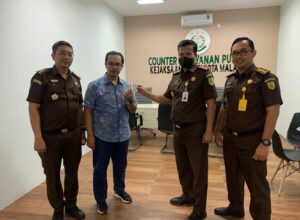 Kepala Kejaksaan Negeri Kota Malang, Edy Winarko (dua dari kiri) didampingi Kasubag BIN, Wisnu Nugroho dan Kasi Pidsus Dino Kriesmiardi membagikan stiker di Mal Pelayanan Publik (MPP) Mall Alun -Alun (ist)