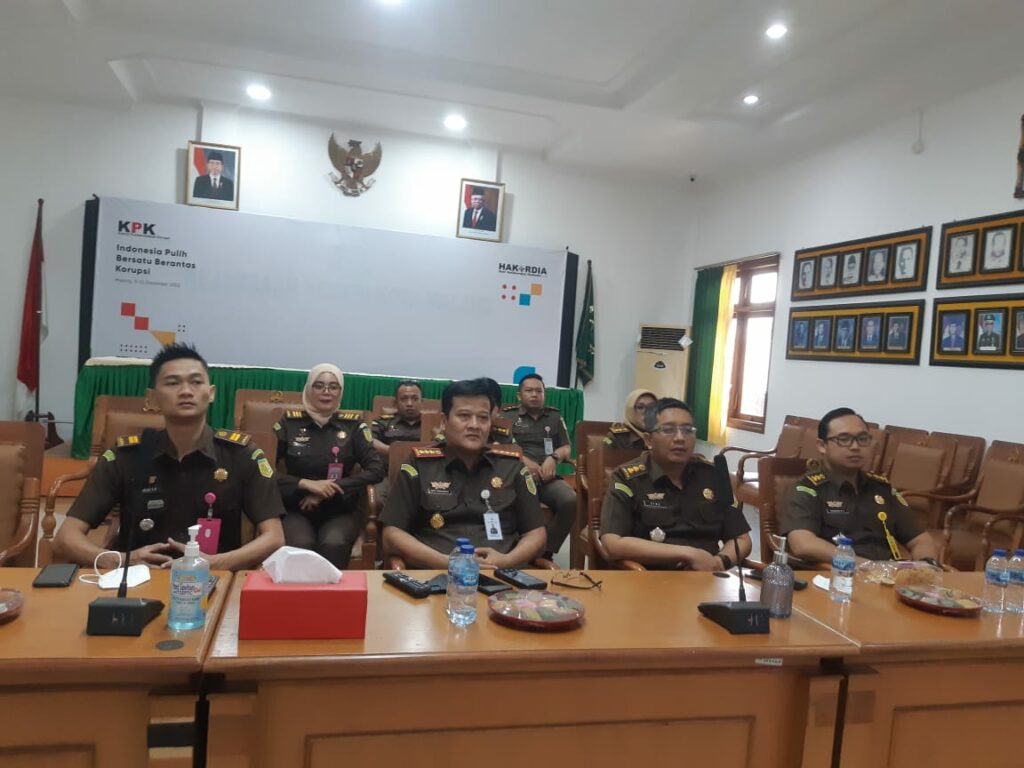 Kepala Kejaksaan Negeri Kota Malang, Edy Winarko bersama jajaran mengikuti puncak peringatan HAKORDIA secara virtual di Aula kantor Kejari Kota Malang (ist)