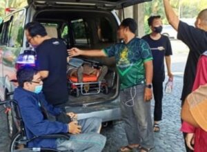 Salah satu peserta pelatihan Literasi Bank Indonesia di Banyuwangi yang diduga keracunan, mendapat perawatan medis. (Ist)