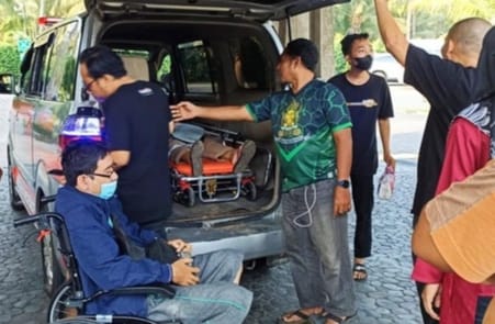 Salah satu peserta pelatihan Literasi Bank Indonesia di Banyuwangi yang diduga keracunan, mendapat perawatan medis. (Ist)