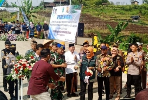 Walikota Batu, Hj Dewanti Rumpoko didampingi Heli Suyanto saat meresmikan jembatan dengan pemotongan pita