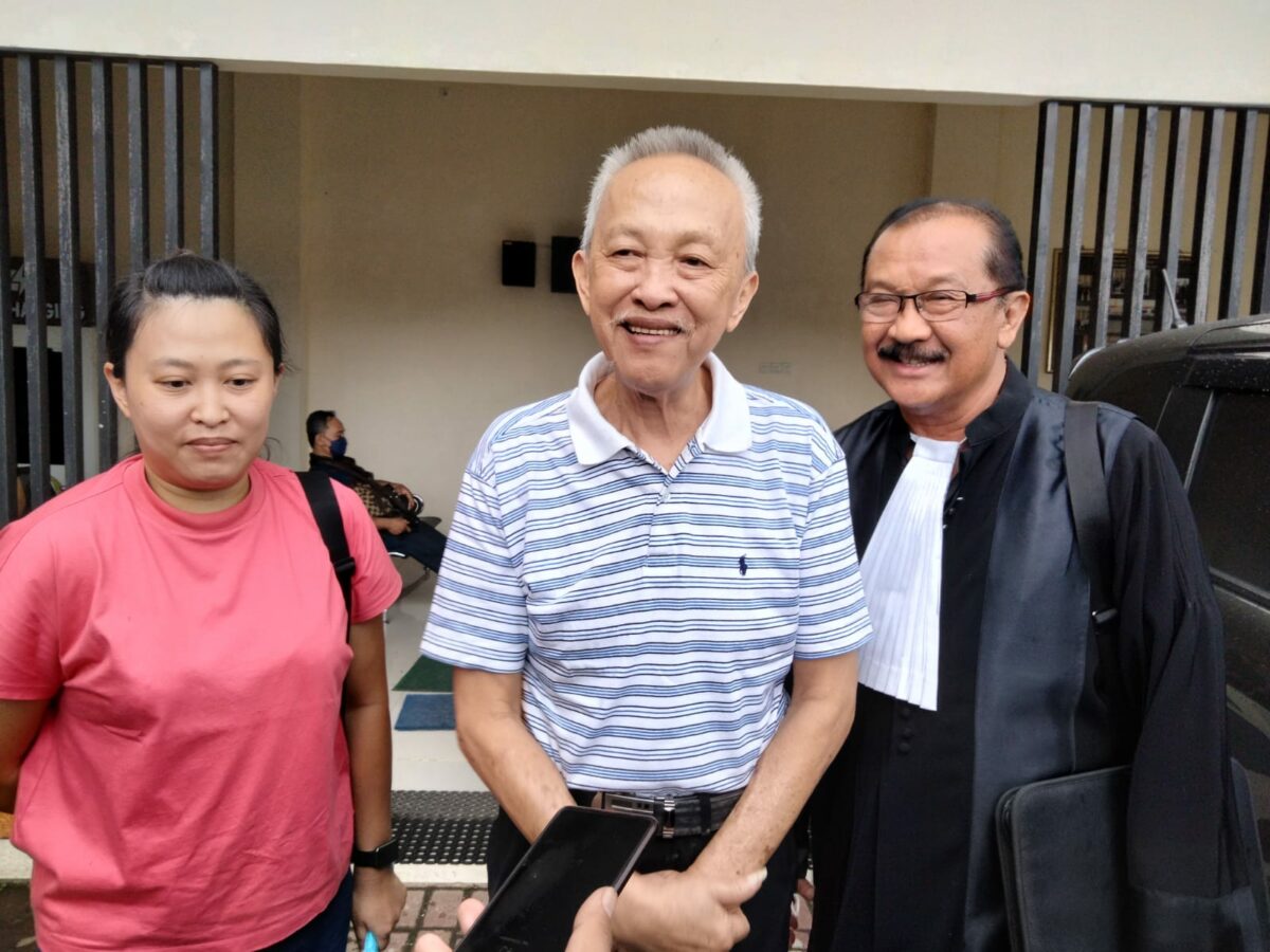 LEGA : Bambang Sugiarto (tengah) didampingi Suhendro Priyadi, SH, MH serta putri sulungnya, Maya, tampak sumringah dengan putusan majelis hakim. (ft.cholil)