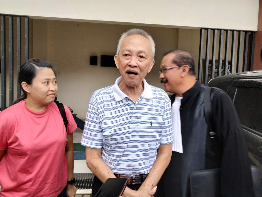 Bambang Sugiarto memberikan keterangan kepada wartawan usai persidangan