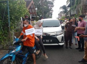 Tersangka memperagakan dalam adegan pembunuhan (ist)