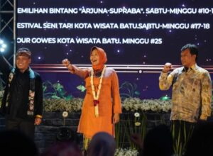 Wali Kota Batu, Dewanti Rumpoko bersama Kepala Disparta Kota Batu, Arief As Siddiq (kiri) dan Sekda Kota Batu, Zadiem Effisiensi meluncurkan kalender pariwisata 2023 bersamaan dengan Tourism Award 2022 yang digelar pada Rabu (13/12/2022) malam.