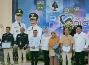 Walikota Batu, Hj Dewanti Rumpoko didampingi Wakil Walikota, Punjul Santoso pose bersama jajaran PDAM disela rapat koordinasi