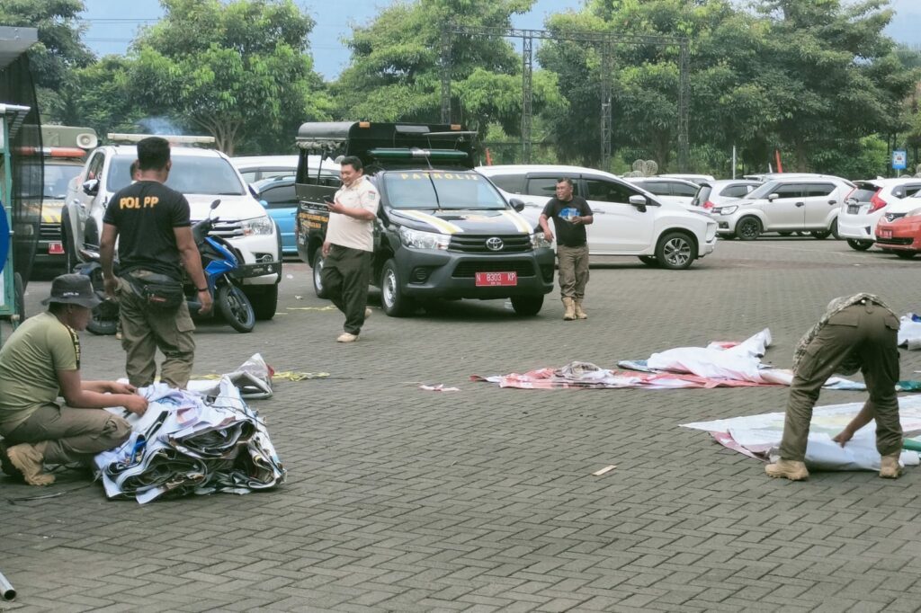 Penertiban Reklame tak berijin yang dilakukan Satpol PP Kota Kota Batu. (ist)