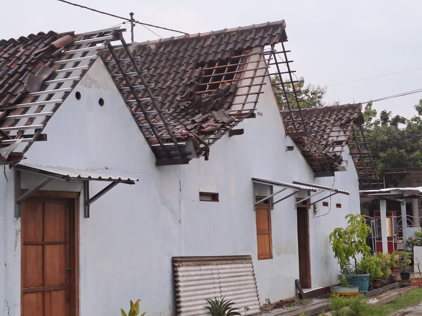Hujan deras disertai angin kencang di wilayah Madiun, sedikitnya delapan rumah warga mengalami kerusakan