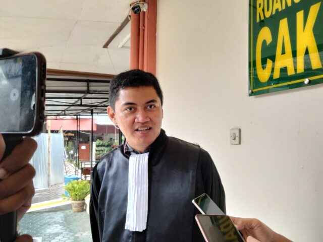 Jaksa penuntut umum Kejaksaan Negeri Kota Malang, Rusdianto Hadi Sarosa saat memberikan keterangan kepada wartawan usai persidangan. (ft.cholil)