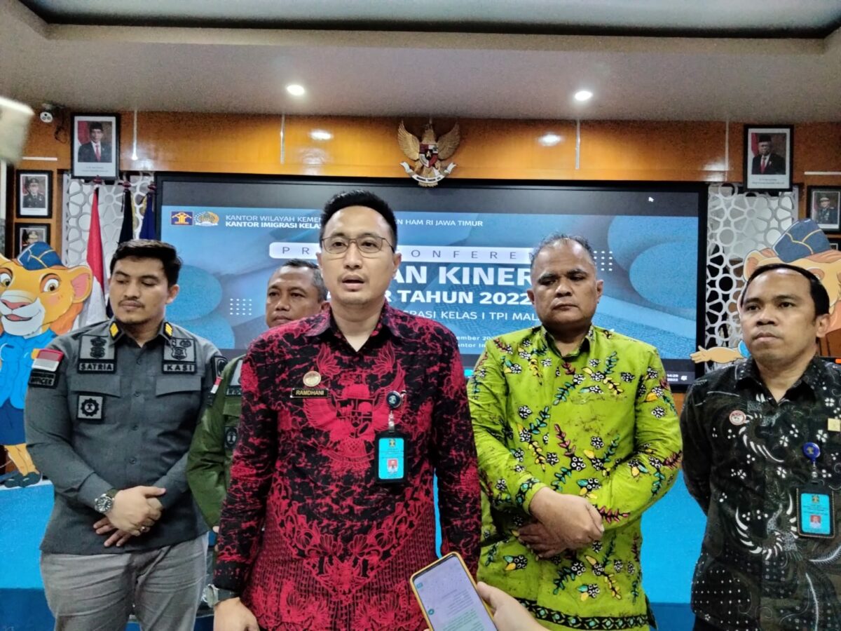 Kepala Kantor Imigrasi Kelas 1 TPI Malang, Ramdhani (tengah) saat menyampaikan hasil capaian kinerja Imigrasi periode Januari hingga November 2022. (ft.cholil)