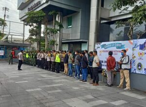 Personil gabungan TNI-POLRI diterjunkan untuk mengamankan jalannya Musyawarah Olahraga Kota (Musorkot) KONI Kota Malang di hotel Savana, Sabtu (17/12/2022).