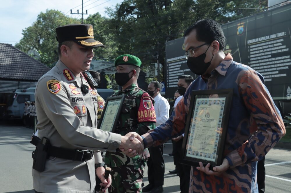 Kapolresta Malang Kota Kombes Pol Budi Hermanto secara simbolis memberikan penghargaan kepada anggota dan kartu BPJS Ketenagakerjaan kepada mitra kerja kepolisian. (ist)