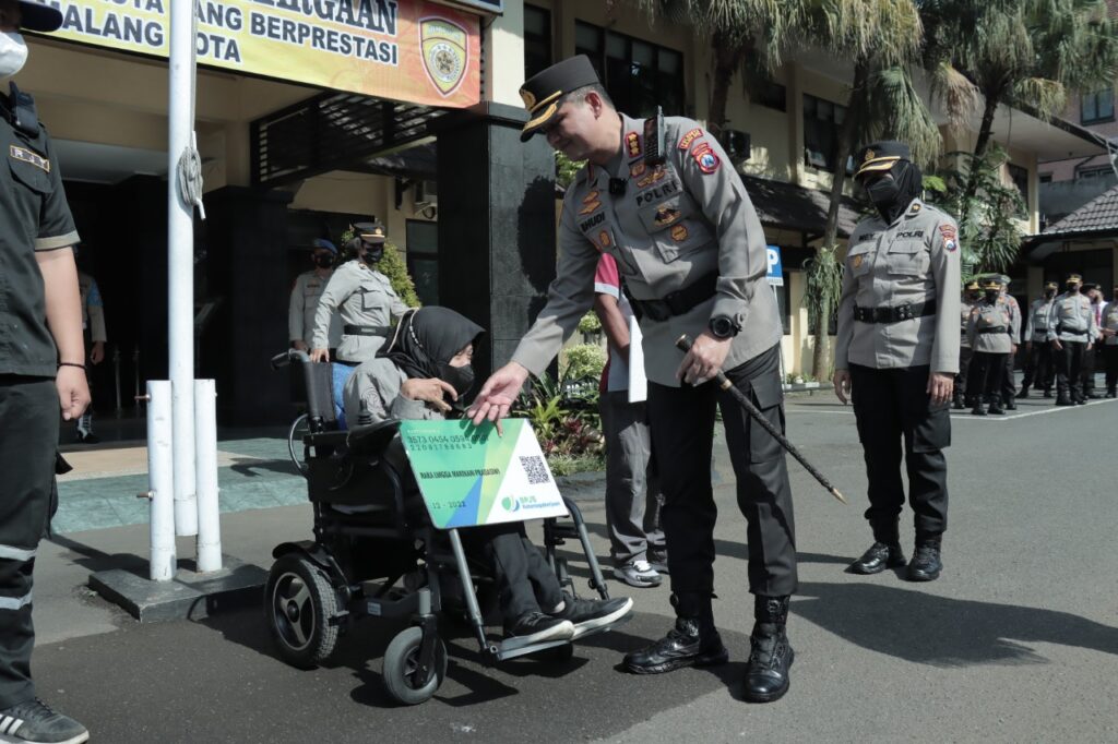 Salah satu penyandang disabilitas mendapatkan kartu BPJS Ketenagakerjaan dari Kombes Pol Budi Hermanto (ist)