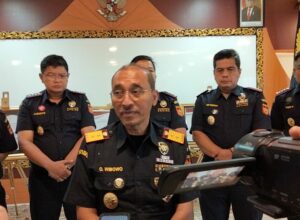 Kepala Kantor Wilayah Direktorat Jenderal Bea dan Cukai Jawa Timur ll, Oentarto Wibowo saat memberikan keterangan kepada wartawan, dalam acara tasyakuran atas predikat WBBM yang di raihnya, Selasa (20/12/22).