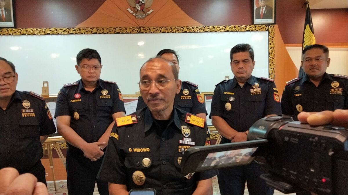 Kepala Kantor Wilayah Direktorat Jenderal Bea dan Cukai Jawa Timur ll, Oentarto Wibowo saat memberikan keterangan kepada wartawan, dalam acara tasyakuran atas predikat WBBM yang di raihnya, Selasa (20/12/22).