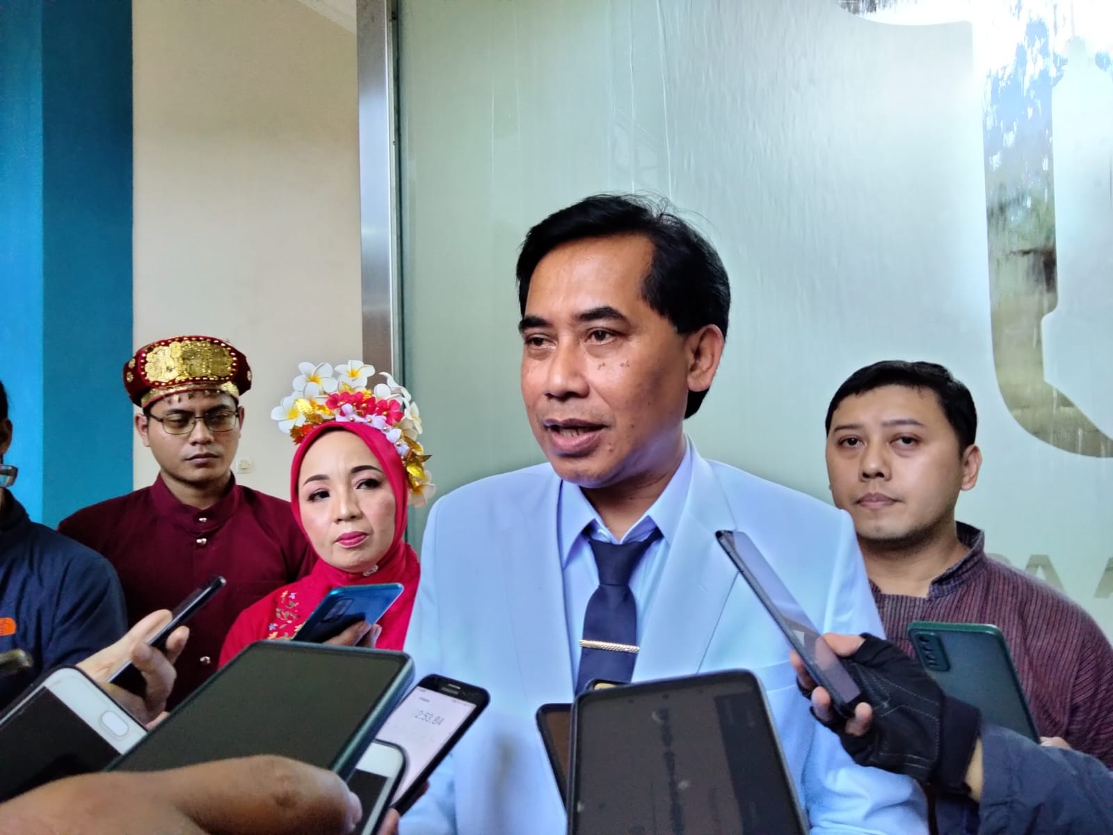Direktur Utama Perumda Tugu Tirta Kota Malang, M Nor Muhlas memberikan keterangan kepada wartawan usai Launching Lagu Mars dalam perayaan HUT ke-48. (ft.cholil)