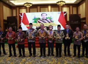 Walikota Malang H Sutiaji (empat dari kanan) bersama Kepala Daerah lainnya usai menerima penghargaan (ist)