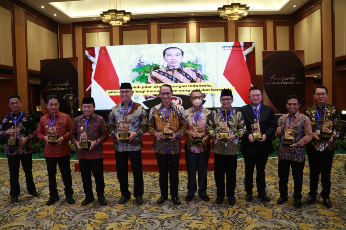 Walikota Malang H Sutiaji (empat dari kanan) bersama Kepala Daerah lainnya usai menerima penghargaan (ist)
