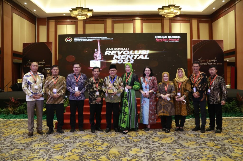 Walikota Malang, H Sutiaji pose bersama jajarannya usai menerima penghargaan terbaik untuk Kota Malang (ist)