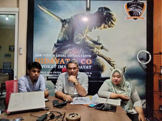 Tim kuasa hukum, Imam Hidayat, SH, MH (tengah) memberikan keterangan kepada wartawan