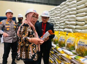 Walikota Malang, H Sutiaji bersama Kapolresta Malang Kota, Kombes Pol Budi Hermanto, melakukan pengecekan stok beras di gudang Bulog Malang (ist)