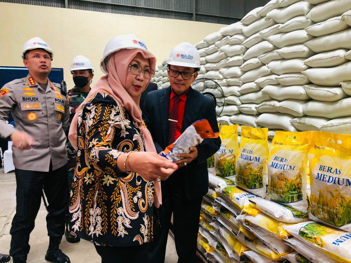 Walikota Malang, H Sutiaji bersama Kapolresta Malang Kota, Kombes Pol Budi Hermanto, melakukan pengecekan stok beras di gudang Bulog Malang (ist)