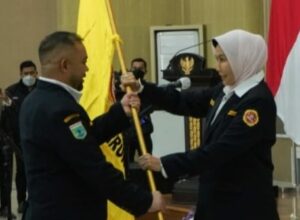 Dewanti Rumpoko saat menyerahkan bendera pataka kepada Heli Suyanto Ketua Karang Taruna Kota Batu