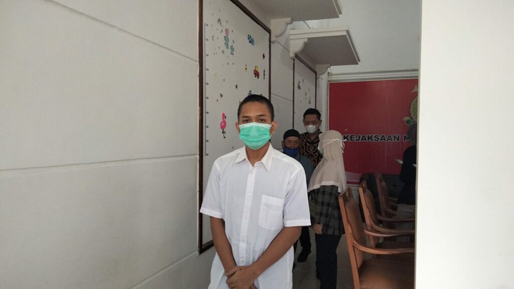 M Kurniawan (baju putih) usai pelaksanaan Restorative Justice untuk selanjutnya dikirim menuju RSJ Dr Radjiman Wediodiningrat Lawang
