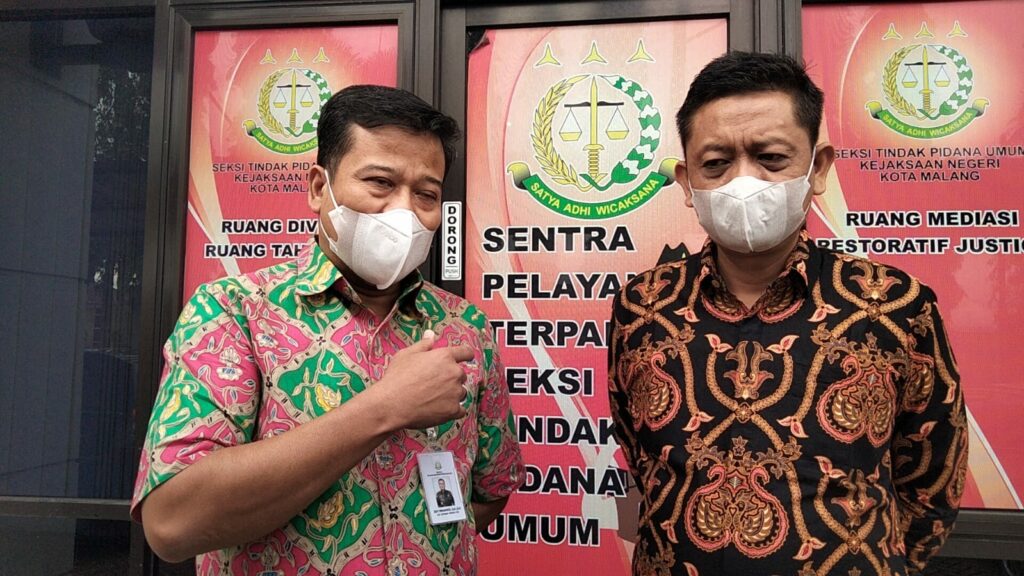 Kepala Kejaksaan Negeri Kota Malang, Edy Winarko (kiri) didampingi Kasi Pidum Kusbiantoro, memberikan keterangan kepada wartawan (ft.cholil)