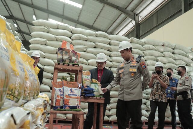 Kapolresta Malang Kota, Kombes Pol Budi Hermanto bersama Forkopimda saat melakukan pengecekan stok beras di gudang Bulog Malang (ist)