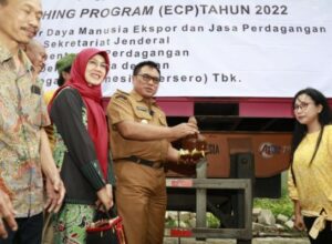 Wakil Walikota Malang, Sofyan Edi Jarwoko melepas secara simbolis pengiriman biji kopi ke Uni Emirat Arab (UEA). (Istimewa)
