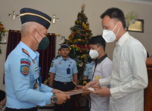 Kalapas Kelas 1 Malang, Heri Azhari, SH, MH menyerah remisi khusus Natal 2022 secara simbolis di Gereja Pembaharuan Lapas (ist)