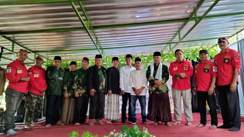 Ketua Rois Syuriah MWC NU Blimbing, KH. Syaifudin Zuhri (empat dari kanan) bersama panitia pelaksana Khitanan Massal (ft.cholil)