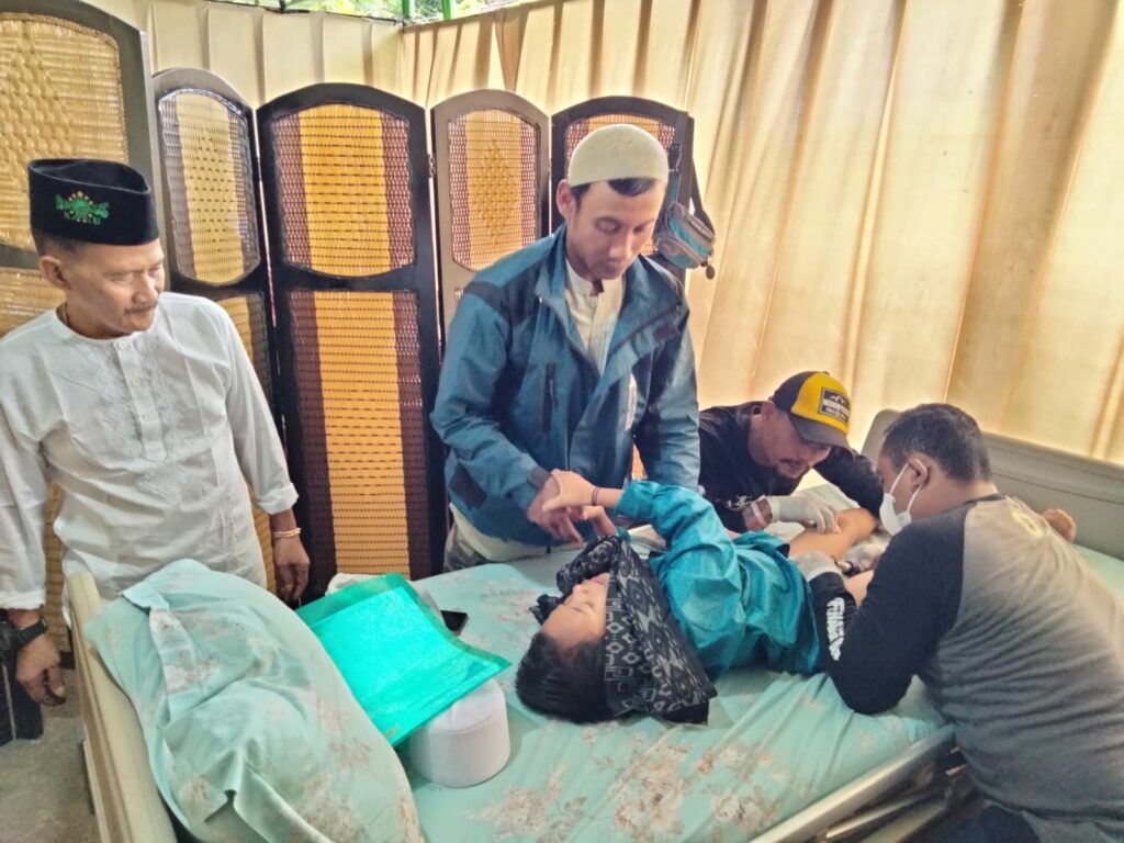 Salah satu peserta khitan massal dalam proses penanganan dokter medis (ft.cholil)