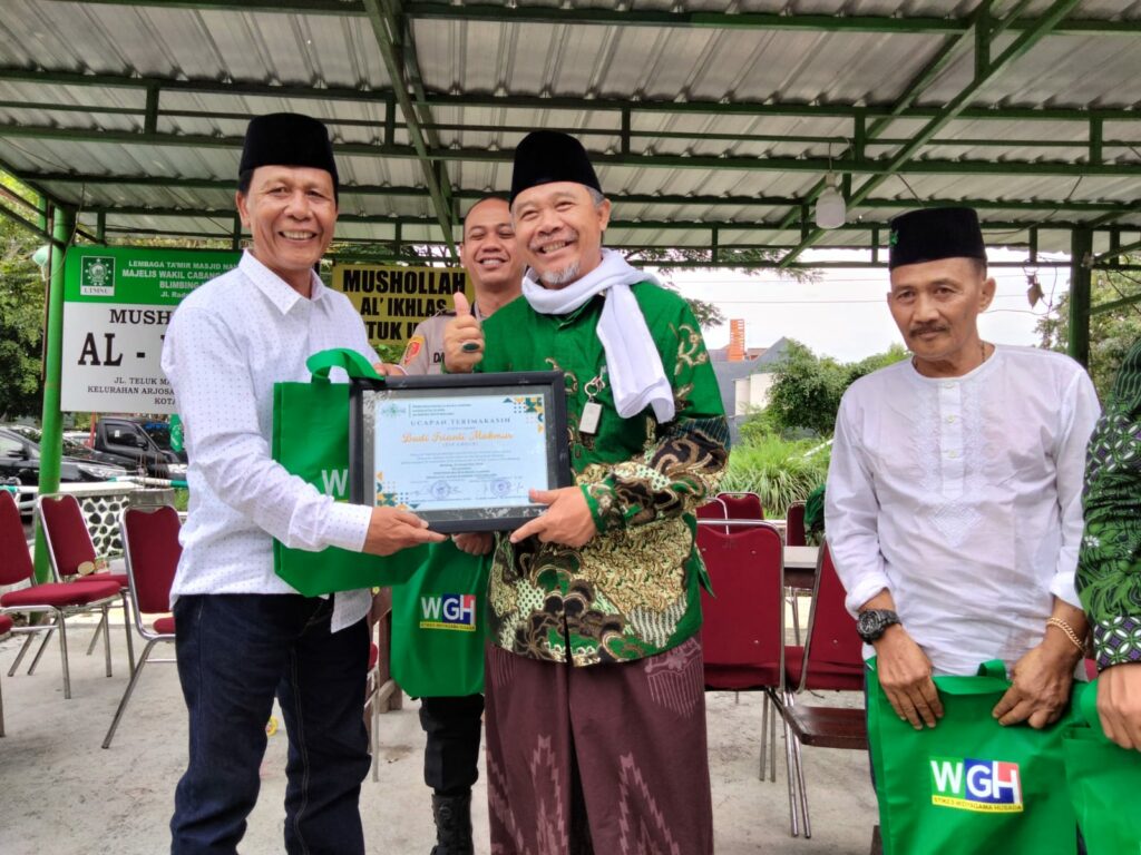 Selanjutnya, piagam penghargaan langsung diserahkan oleh KH Syaifudin Zuhri kepada H. Siswanto, salah satu donatur dari PT Tri Surya Plastik, Ketindan, Lawang Jawa'Timur. (ft.cholil)