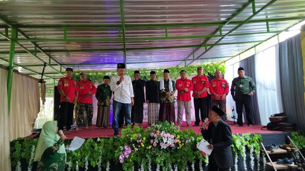 H. Muhamad Iksan (baju putih diatas panggung) memberikan sambutan dalam kegiatan Khitanan Massal gratis di lingkungan Mushola Al Ikhlas, Jl Teluk Mandar, Blimbing Kota Malang