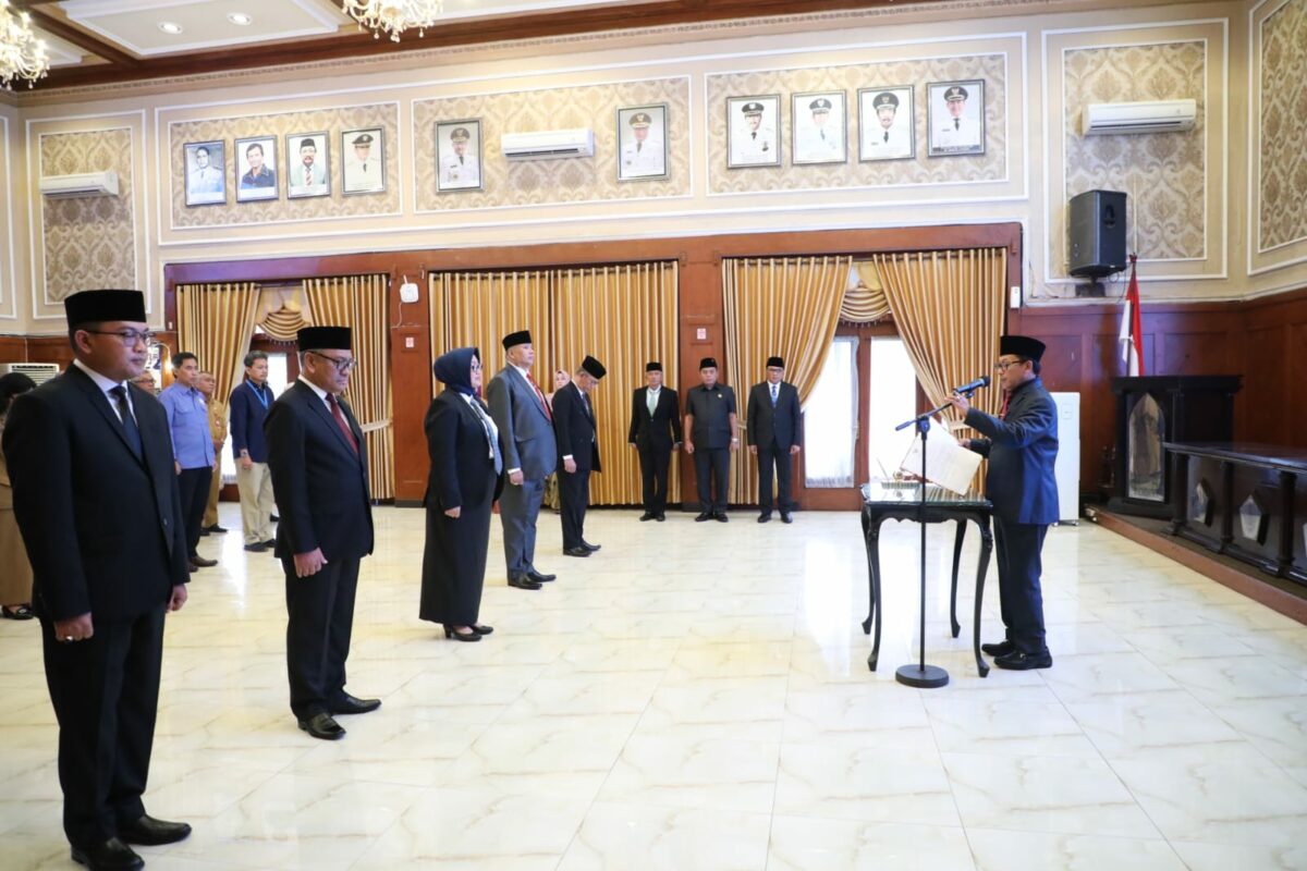 Walikota Malang H Sutiaji resmi'melantik lima pejabat Perumda Tugu Tirta dan BPR Tugu Artha Sejahtera (ist)