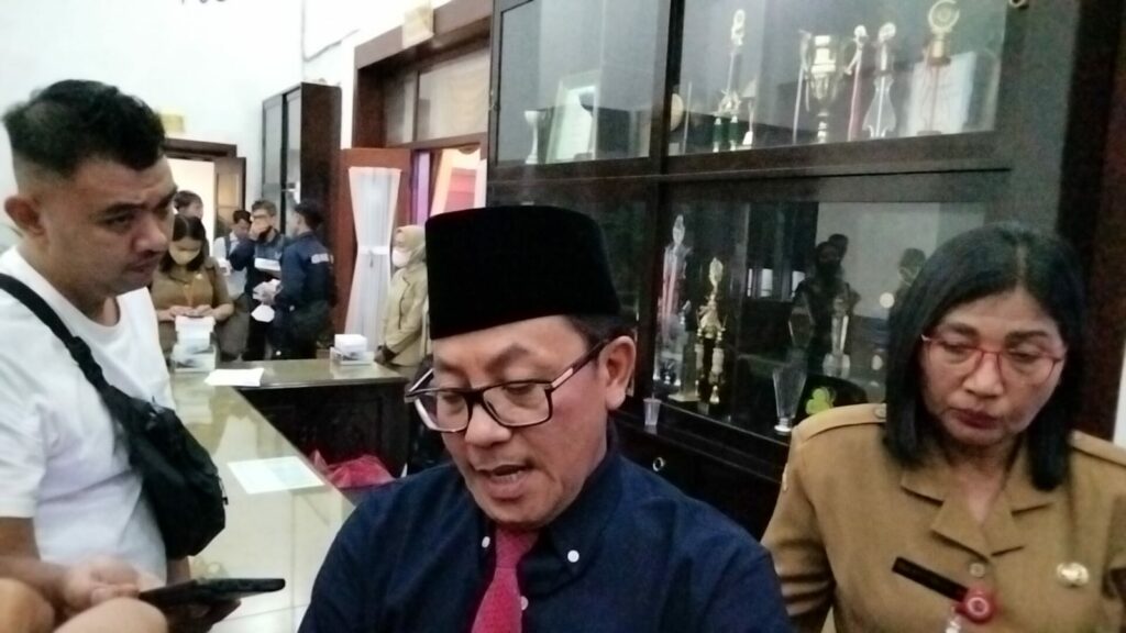 Walikota Malang H Sutiaji saat memberikan keterangan kepada wartawan