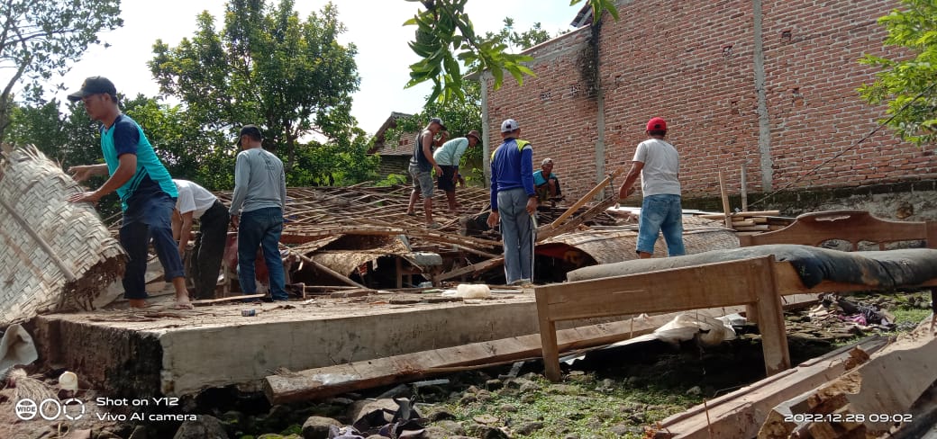 Warga gotong royong membersihkan reruntuhan rumah milik Mbah Sireng yang roboh