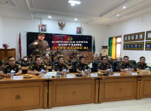 Kepala Kejaksaan Negeri (Kajari) Kota Malang, Edy Winarko SH MH bersama jajaran saat mendengarkan arahan Jaksa Agung, ST Burhanuddin dalam kunjungan kerja virtual. (Istimewa)