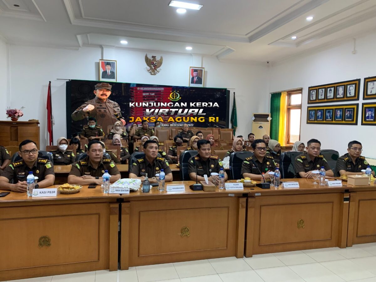 Kepala Kejaksaan Negeri (Kajari) Kota Malang, Edy Winarko SH MH bersama jajaran saat mendengarkan arahan Jaksa Agung, ST Burhanuddin dalam kunjungan kerja virtual. (Istimewa)