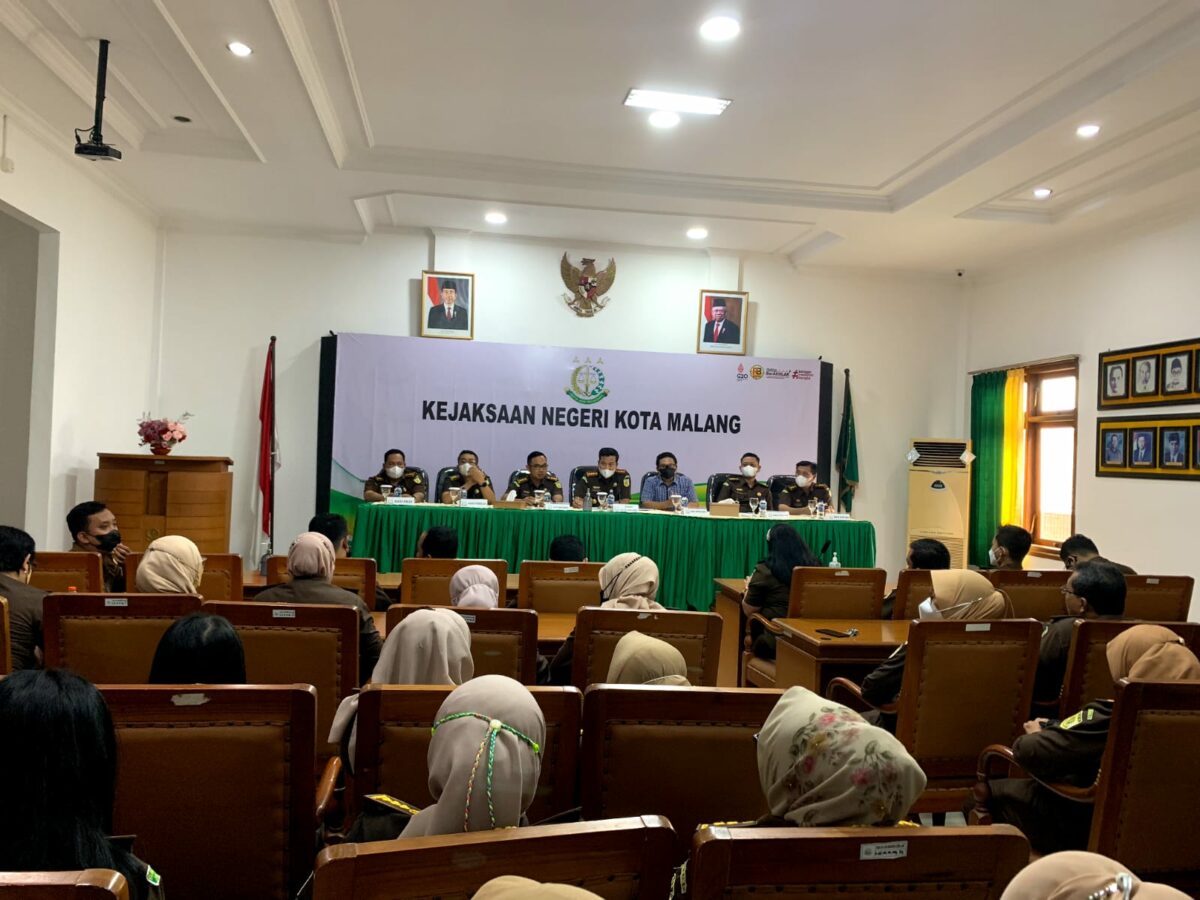 Kepala Kejaksaan Negeri Kota Malang, Edy Winarko saat mengevaluasi kinerja satuan kerja jajarannya di penghujung tahun 2022. (istimewa)